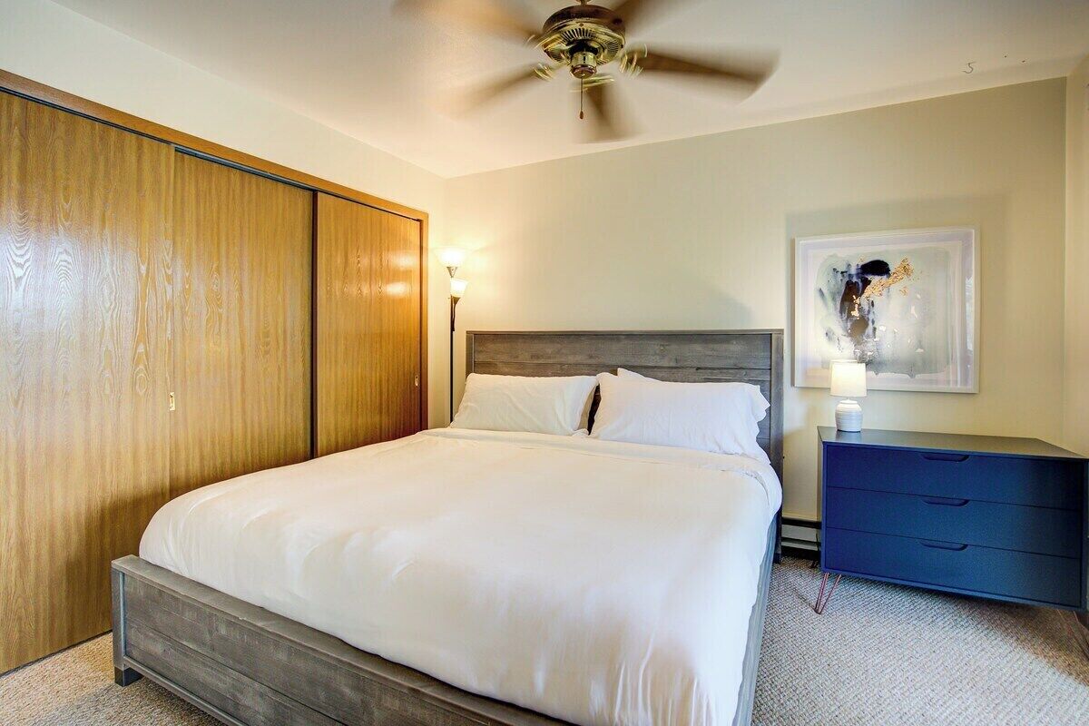 Willy St Pets & Parking.Covered Balcony.Near Park
