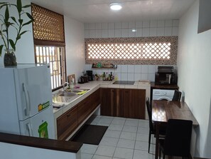 Kühlschrank, Mikrowelle, Herdplatte, Wasserkocher mit Kaffee-/Teezubehör