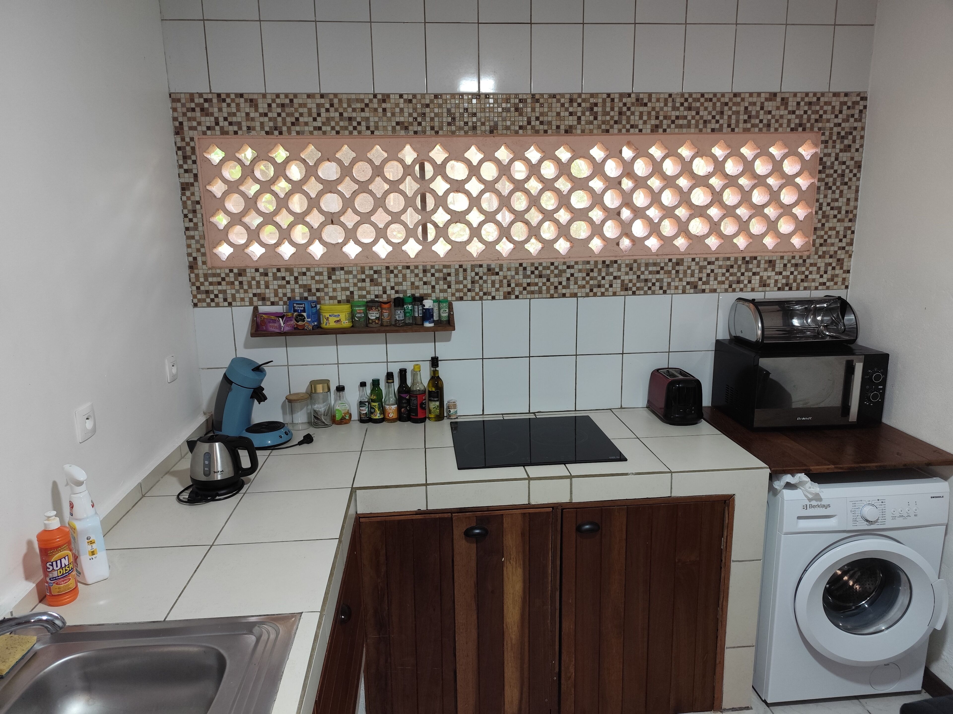 Kühlschrank, Mikrowelle, Herdplatte, Wasserkocher mit Kaffee-/Teezubehör