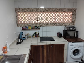 Frigorífico, microondas, placa de cocina y cafetera o tetera