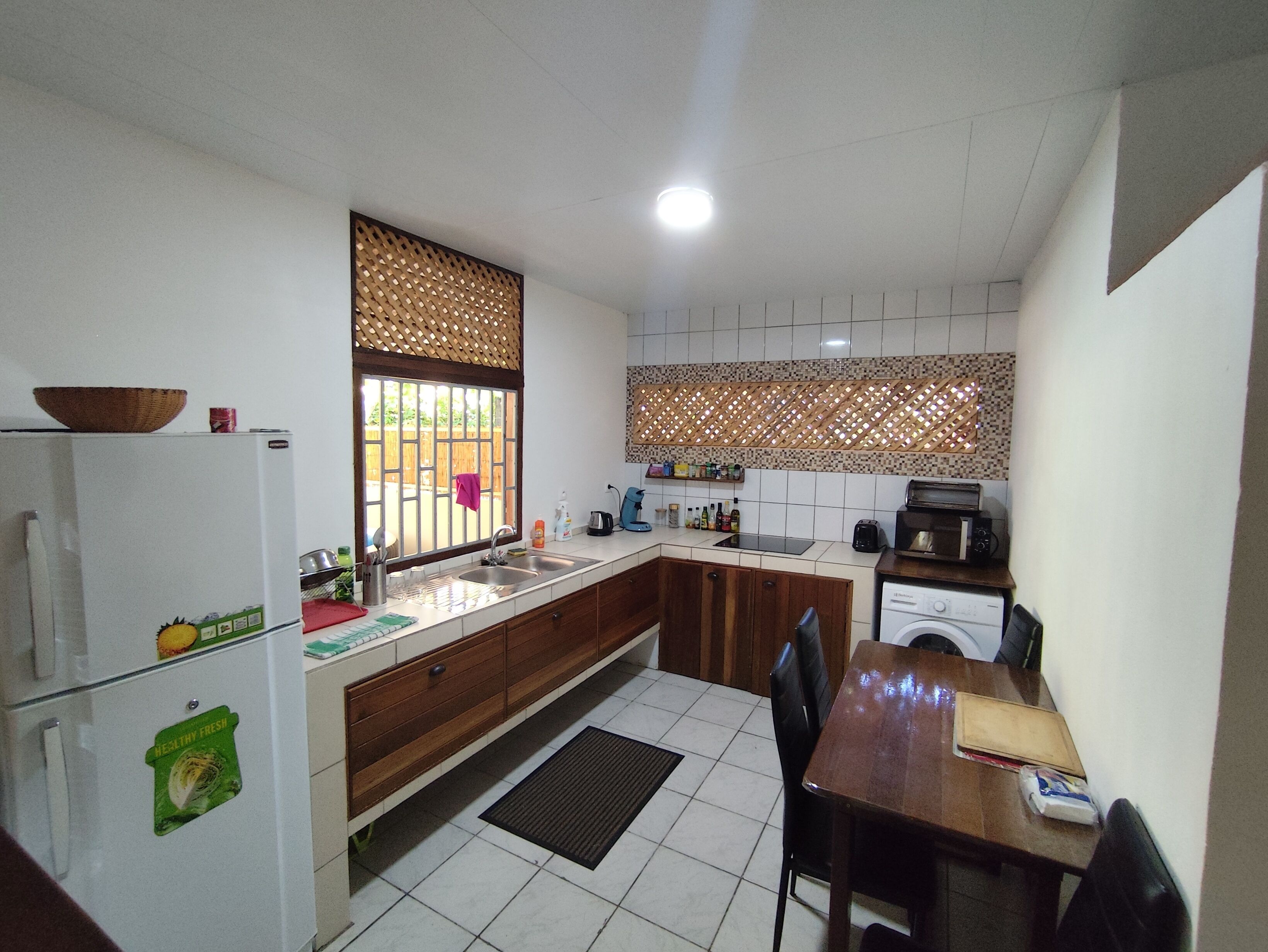 Kühlschrank, Mikrowelle, Herdplatte, Wasserkocher mit Kaffee-/Teezubehör