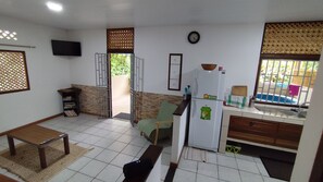 Refrigerador, microondas, parrilla de estufa y cafetera y tetera