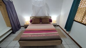 Escritorio, tabla de planchar con plancha, wifi gratis y ropa de cama