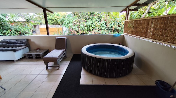 Bañera de hidromasaje al aire libre