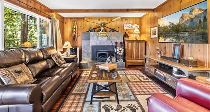 Cabin in the Pines, 3BR, Arcade Room, Wraparound Deck, Walk to Town, Dogs OK