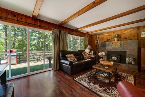 Ponderosa Paradise, Walk To Town, Wraparound Deck, Arcade Cabin