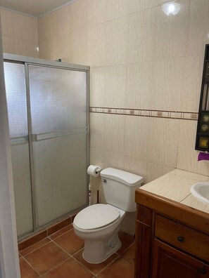 Douche, sèche-cheveux, bidet, serviettes fournies