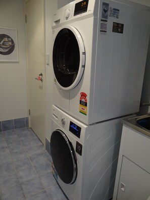 Interior - Victor Holidays in the centre of Victor! Stone throw to Granite Island! (VICTOR HARBOR)