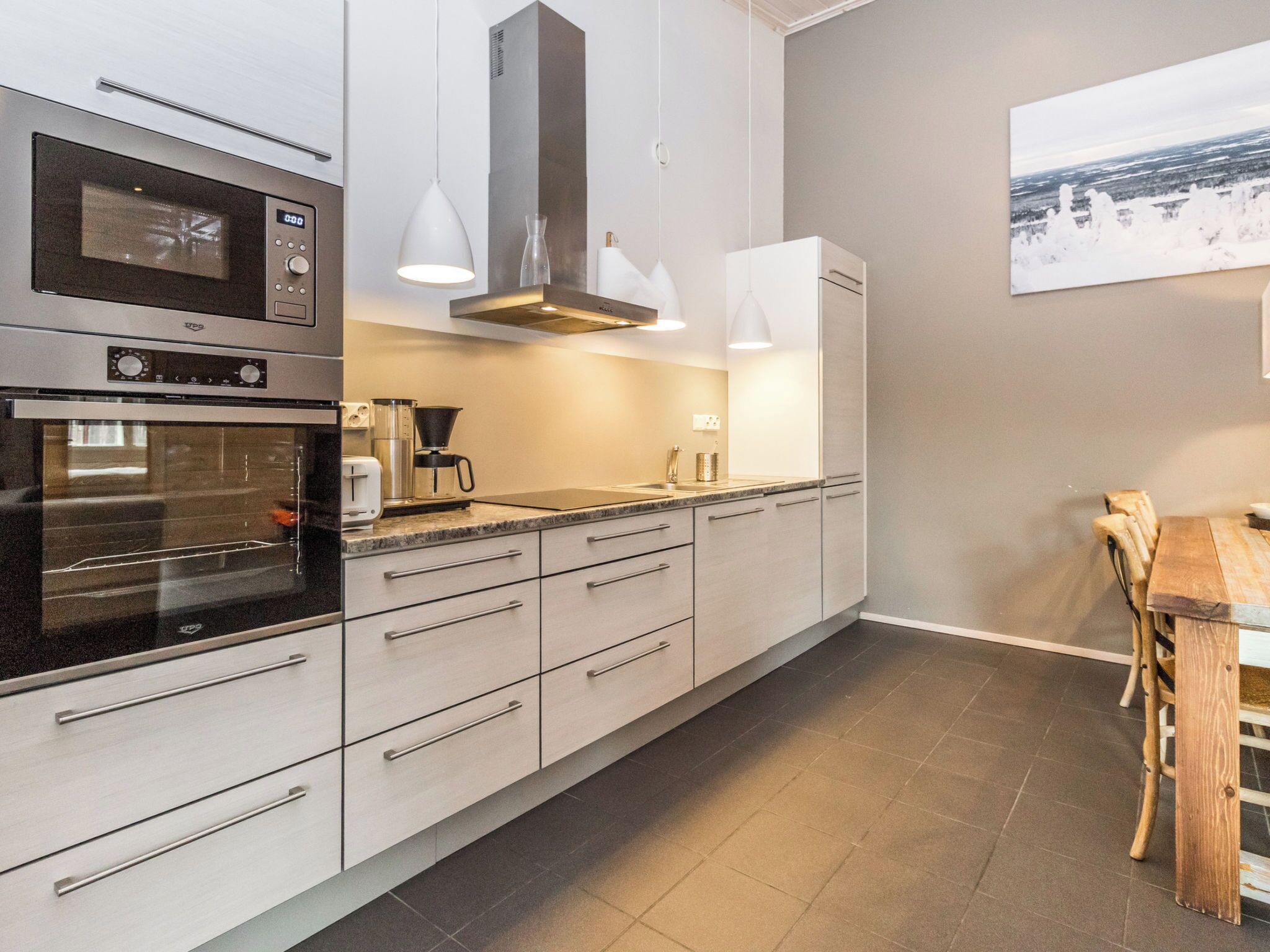 Jääkaappi, mikroaaltouuni, astianpesukone, syöttötuoli