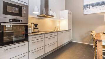 Refrigerador, microondas, lavavajillas, silla alta para bebés