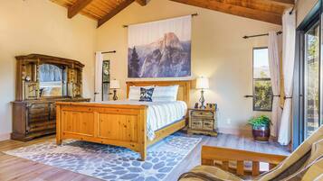 5 slaapkamers, een bureau, een strijkplank/strijkijzer, reisbedje