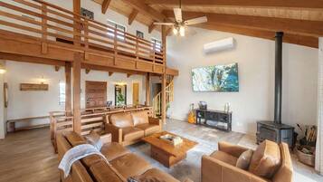 Télévision, cheminée, lecteur de DVD, baby-foot