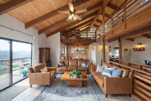 Televisión, chimenea, reproductor de DVD y futbolito 