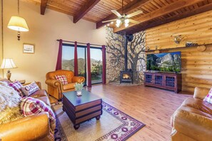 Televisión, chimenea, reproductor de DVD y futbolito 