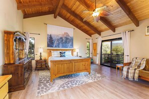 5 Schlafzimmer, Schreibtisch, Bügeleisen/Bügelbrett, Reisekinderbett