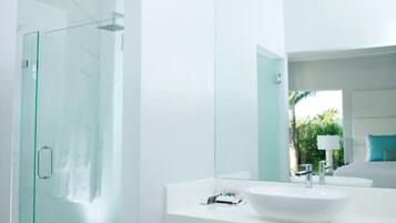 Shower, rainfall showerhead, free toiletries, hair dryer