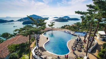 Una piscina al aire libre de temporada