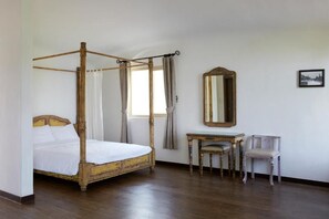 Una scrivania, insonorizzazione, Wi-Fi gratuito, lenzuola