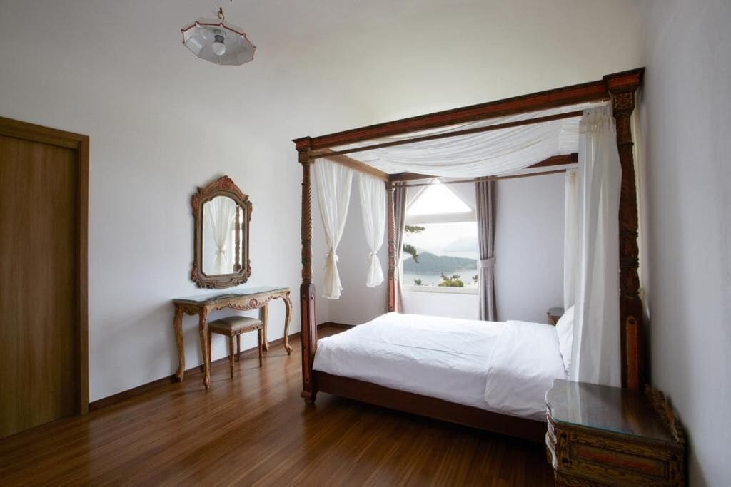 Escritorio, sistema de insonorización, wifi gratis y ropa de cama 