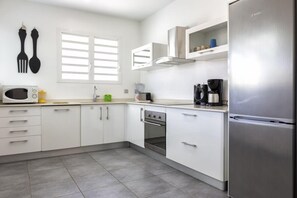 Coffee/tea maker, fridge, microwave, oven - Villa Tropicalia – 3 Bedrooms | Pool & Tropical Garden (Saint-François)