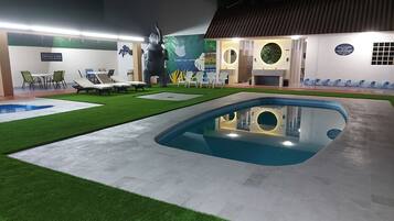 2 สระว่ายน้ำกลางแจ้ง