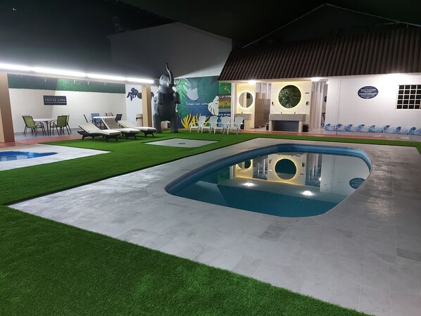 2 albercas al aire libre 