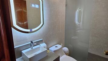 ห้องเบสิกดับเบิล | ผ้าปูที่นอนฝ้ายอียิปต์, เครื่องนอนระดับพรีเมียม, ผ้านวมขนเป็ด, โต๊ะทำงาน