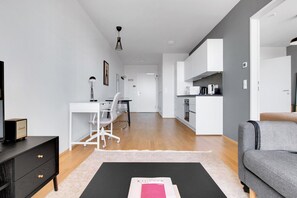 Um apartamento moderno com cozinha, sala de jantar e sala de estar.