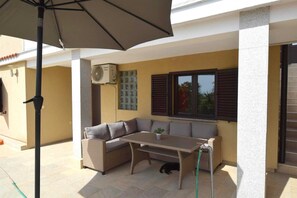 Outdoor dining - Apartment Zrinka 1 with pool (Omišalj)