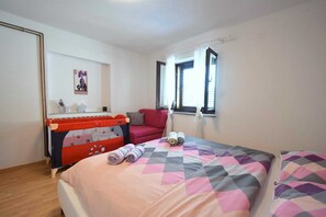 2 bedrooms, iron/ironing board, free WiFi, bed sheets - Apartment Zrinka 1 with pool (Omišalj)