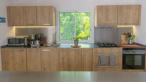 Coffee/tea maker, fridge, microwave, oven
