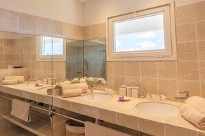 Douche, sèche-cheveux, serviettes fournies