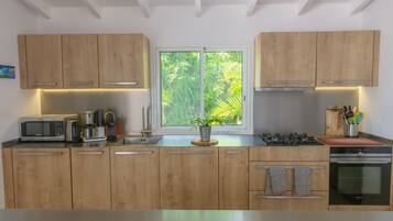 Frigorifero, microonde, forno, piano cottura