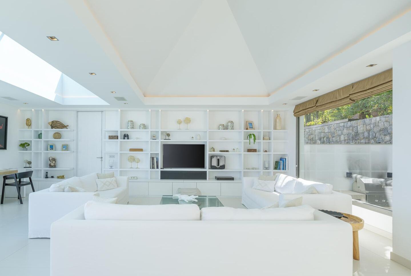 Smart-TV, bøker og stereoanlegg