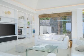 Smart-TV, Bücher, Stereoanlage