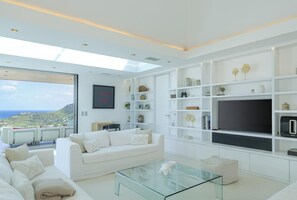 Smart TV, books, stereo