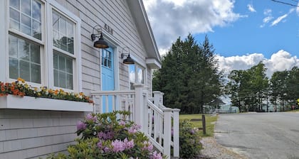 Cozy & bright getaway close to ski mountains and lake