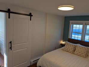 2 bedrooms, travel crib, free WiFi, bed sheets - Cozy & bright getaway close to ski mountains and lake (New London)