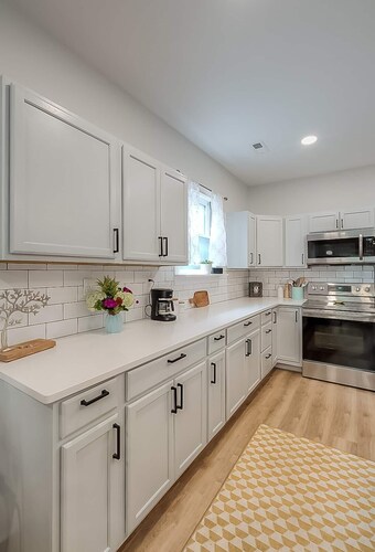 Luxe Home Downtown - Sleeps 6. Off-street parking