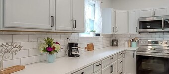 Luxe Home Downtown - Sleeps 6. Off-street parking