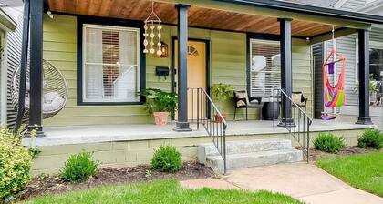 Luxe Home Downtown - Sleeps 6. Off-street parking