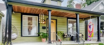 Luxe Home Downtown - Sleeps 6. Off-street parking