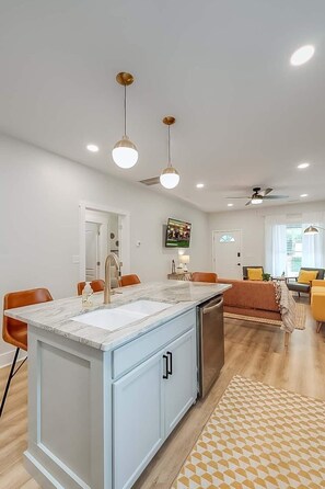 Interior - Luxe Home Downtown - Sleeps 6. Off-street parking (Lexington)