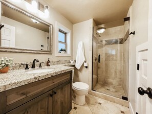 Douche, sèche-cheveux, serviettes fournies, savon