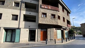 Un immeuble à plusieurs étages, doté d’une façade en pierre et d’une enseigne indiquant « COMERCIO TARANTO ».