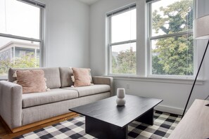 TV, stereo - Charming 3BR w. W/D near MIT and Kendall Square by Blueground (Cambridge)