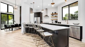 Fridge, microwave, oven, stovetop - Pool + Mural Patio | South Austin Retreat (Austin)