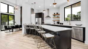 ثلاجة، ميكروويف، فرن، موقد طهي مسطح