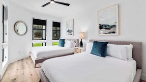 4 chambres, bureau, fer et planche à repasser, lit de bébé portatif