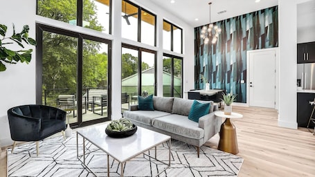 Smart TV, offices. Pool + Mural Patio | South Austin Retreat